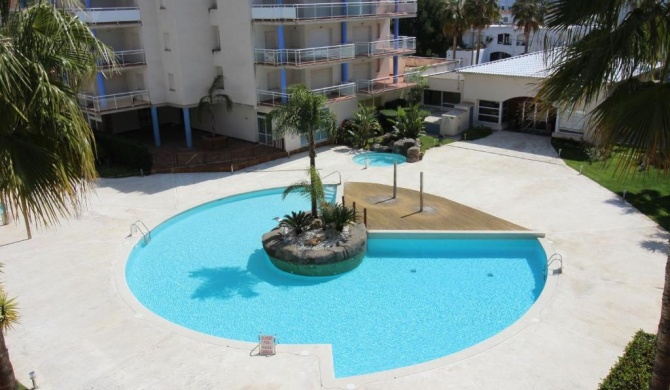 Apartment complex with communal pool in Santa Margarita (Roses)