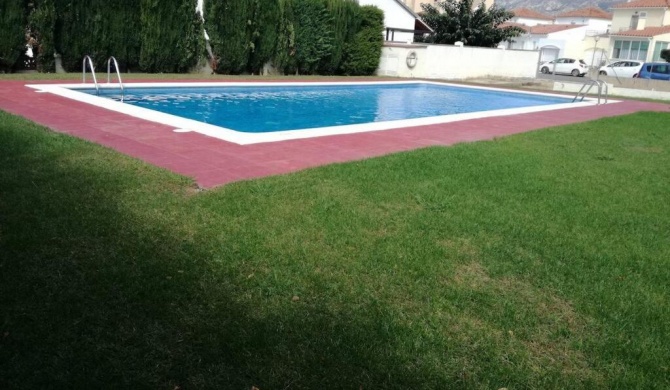 Apartament a Roses. Terrassa i piscina comunitaria