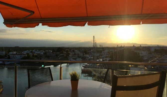 Vue Panoramique sur la Mediterrannée, appartement sur canal & proche plage