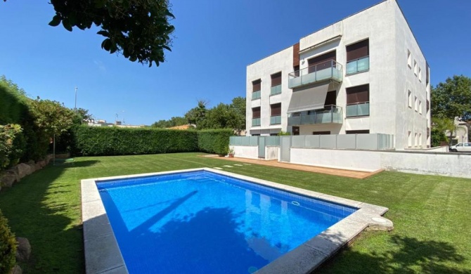 APARTAMENTO CON PISCINA COMUNITARIA, TERRAZA, AIRE ACONDICIONADO Y APARCAMIENTO