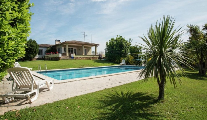 Deluxe Villa in Urbanitzaci Bon Relax near Beach