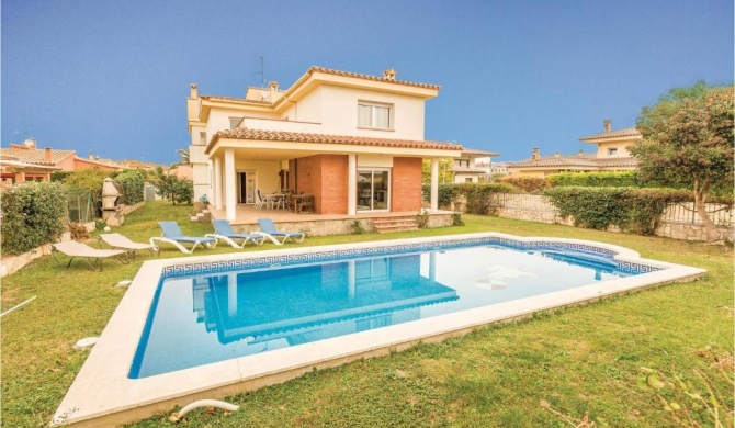 Amazing home in Sant Pere Pescador with 5 Bedrooms, WiFi and Outdoor swimming pool