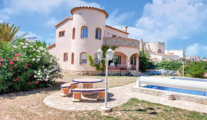 House for 4 with private swimming pool three hundred metres from the beach