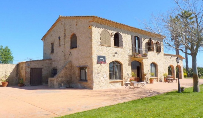 Typical villa in Sant Pere Pescador with pool