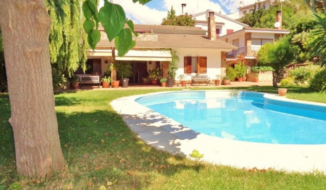 Authentic holiday villa in Sant Pol de Mar just 250 meters from the beach