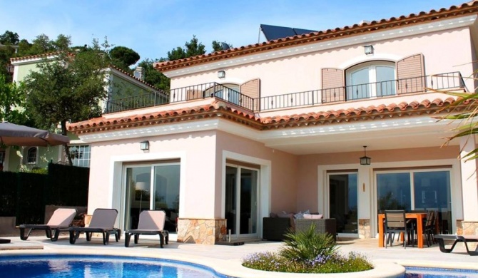 Beautiful villa with fantastic view and infinity pool near Santa Cristina d Aro