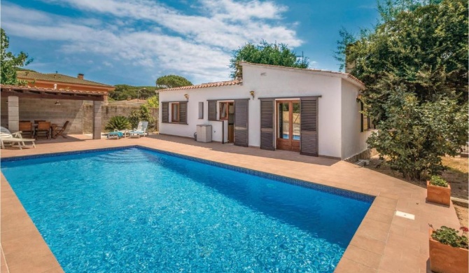 Amazing home in Vidreres with 3 Bedrooms, Outdoor swimming pool and Swimming pool