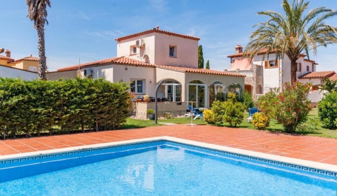 Fantastic villa for 6 people with communal pool in Vilacolum