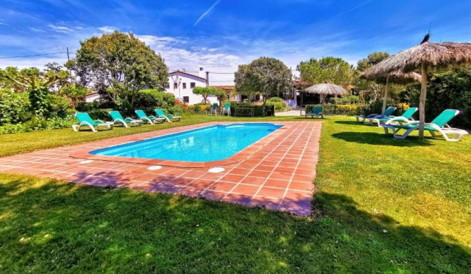 Casa rural exclusiva con 9 hab 16-25pax con piscina privada y BBQ cubierta